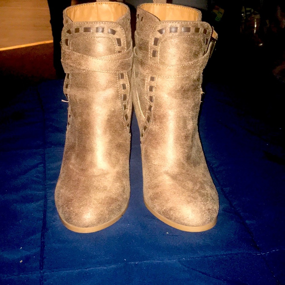 Cute Venus booties. It was a gift 🎁 I love them but it is small for me.